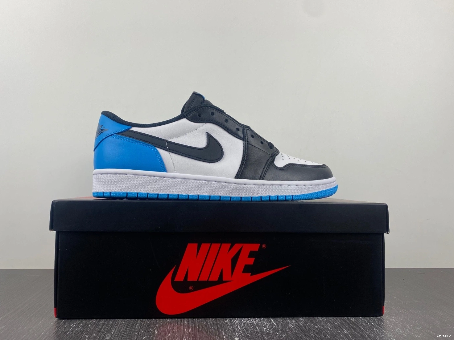 - UNC CZ0790-104 Low Retro 1 OG Jordan 0403